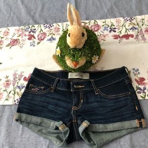 Size 0 Hollister Jean shorts. Worn once or twice.